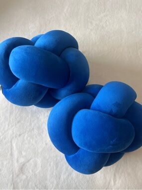 2pk room essentials, Blue Decorative Knot toss Pillows. 10in D